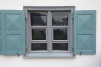 Fensterladen mit Pyramidenfüllungen