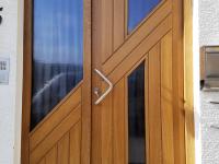 Holz-Haustür mit Seitenteil und Ornamentglas-Elementen