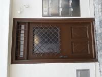 Haustür in braun mit vergittertem Glaseinsatz 