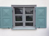 Sprossenfenster aus Holz in grau