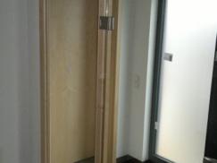 Raumteiler aus Glas mit Holz Rahmen hell