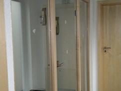 Raumteiler aus Glas mit Holz Rahmen
