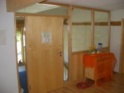 Zimmertür mit Raumteiler aus Glas mit Holzrahmen