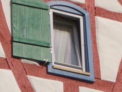 Fenster im Fachwerkhaus mit blauem Rahmen