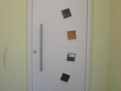 Kunststoff-Haustür in weiß mit Stangengriff