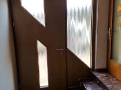 Holz-Haustür mit Seitenteil und Ornamentglas-Elementen Innenansicht