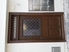 Haustür in braun mit vergittertem Glaseinsatz 