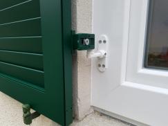 Kunststoff-Fenster mit Klappläden Detailaufnahme