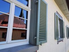 Sprossenfenster in weiß mit Klappläden in grau 2