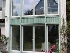 Fassade dreifach verglaste Fenster