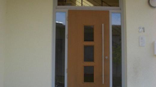 Holz-Haustür mit grauem Rahmen, Seitenteile und Oberlicht