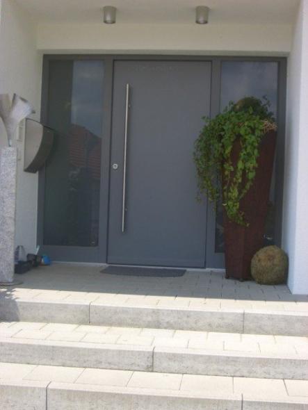Kunststoff-Haustür in grau mit Seitenteilen