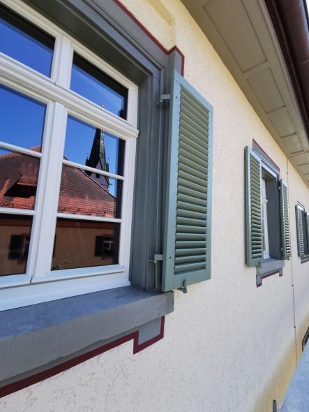 Sprossenfenster in weiß mit Klappläden in grau 2