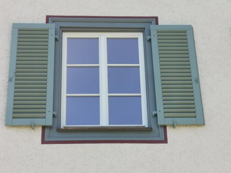 Sprossenfenster in weiß mit Klappläden