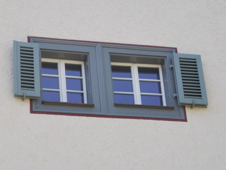 Sprossenfenster in weiß mit Klappläden in grau